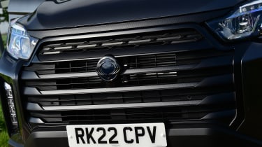 SsangYong Musso Saracen - front grille