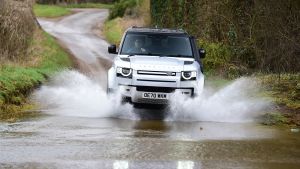Land Rover Defender 90 D250 - off-road splash