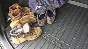Honda CR-V: long-term test - muddy boots in boot