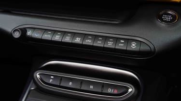 Jeep Avenger Summit – dashboard detail with shortcut keys and gear selector