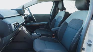 Dacia Jogger Hybrid 155 - front seats