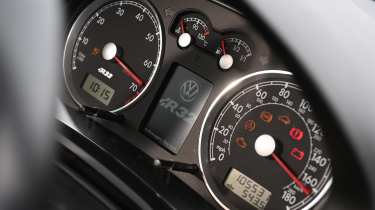 Volkswagen Golf R32 - dials