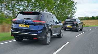 Peugeot 5008 vs Nissan X-Trail - rear 3/4