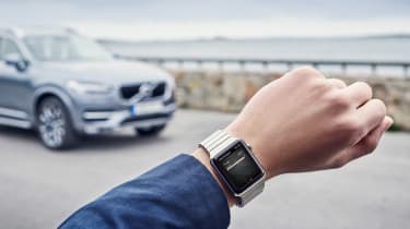 Volvo XC90 2017 smartwatch control