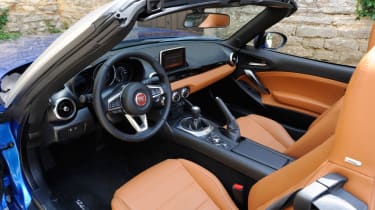 Fiat 124 Spider - blue interior