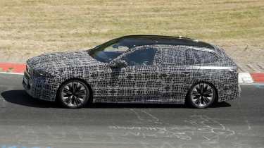 Facelift BMW 5 Series Touring - side action