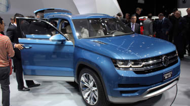 Volkswagen CrossBlue fornt three-quarters