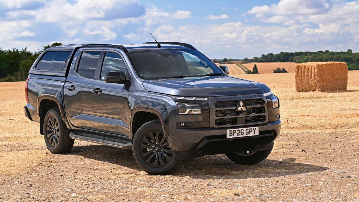 Mitsubishi L200 side profile showing double cab body and large alloy wheels
