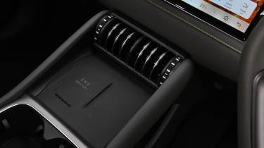 BYD Atto 3 EVO - wireless charging pad