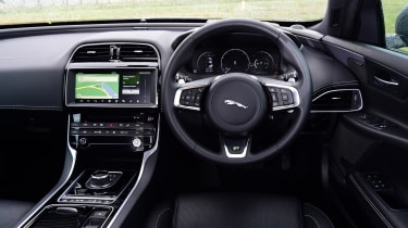 Jaguar XE - interior