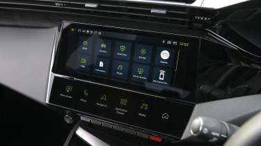 Peugeot E-308 SW facelift - infotainment screen