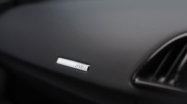 Audi R8 Performance RWD Edition - dashboard badge