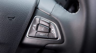 Ford Kuga 2017 - steering wheel detail