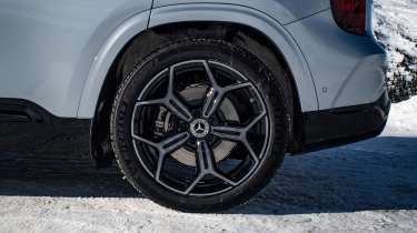 Mercedes GLB 2025 snow - wheel