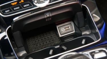Mercedes E 350d AMG Line 2016 - phone box