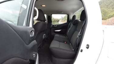 Nissan Navara Visia 2016 - rear seats