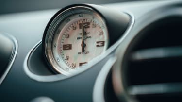 Bentley Bentayga Hybrid - clock