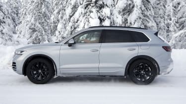Volkswagen Touraeg facelift (winter testing) - side