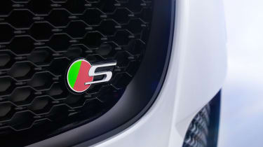 Jaguar XF S - grille badge