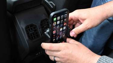 Dacia Bigster - smartphone holder, rear centre console