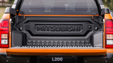 Mitsubishi L200 - loading bay