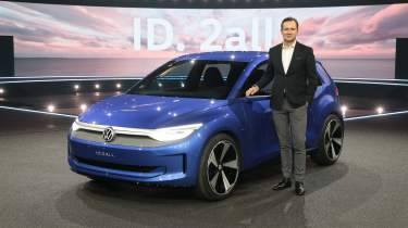Thomas Schäfer standing next to a Volkswagen ID.2All concept car