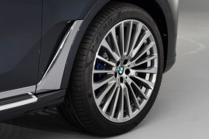 New BMW X7 studio shoot wheel