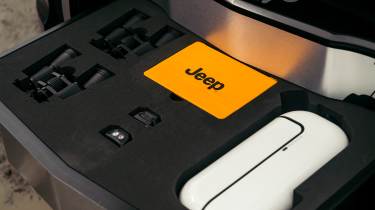 Jeep Avenger Stargazer - tray with tools