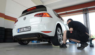 Tyre test 2016 - car on jack