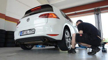 Tyre test 2016 - car on jack