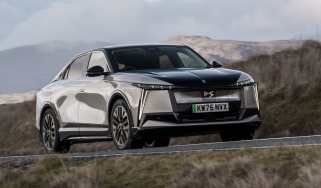 DS No8 Hybrid - front action