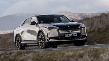 DS No8 Hybrid - front action