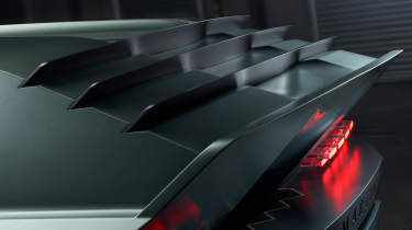 Aston Martin Dreadnought - rear wings