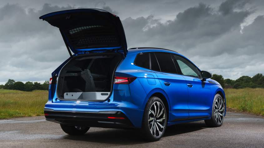 Skoda Enyaq Cargo - заднее 3/4 багажника открыто