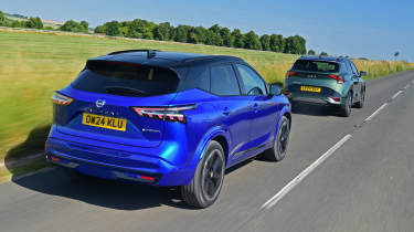 Nissan Qashqai and Kia Sportage - rear tracking 