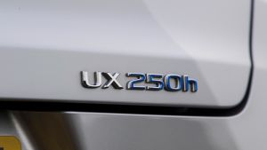 Lexus%20UX%20250%20h%20review-4.jpg