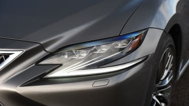 Lexus LS - headlight