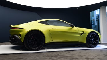 Рестайлинг Aston Martin Vantage — боковое ателье