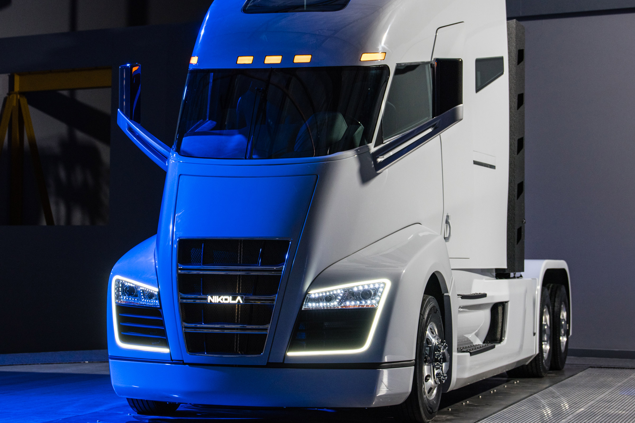 Nikola Motors reveals its 1,200-mile hydrogen fuel cell truck | Auto ...