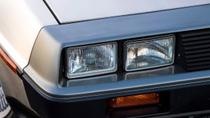 DMC DeLorean - front light