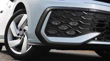 Volkswagen Golf GTE vs Toyota Prius - Golf GTE front wheel