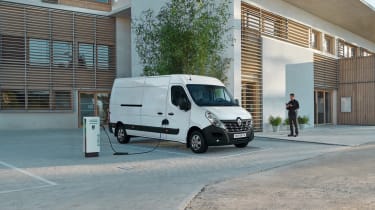 Renault Master Z.E - on charge front 3/4