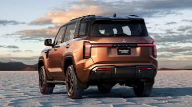 Mitsubishi Shogun - rear