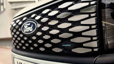 Ford E-Tourneo Courier - grille