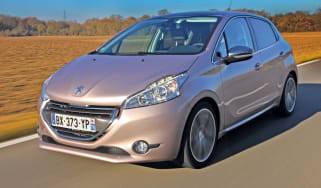 Peugeot 208 e-HDi front tracking