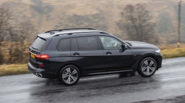 BMW X7 - side action