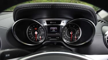 Mercedes SL 500 - dials