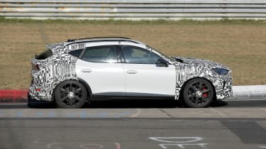 Cupra Formentor facelift (camouflaged) - side tracking