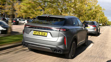 Chinese hybrid SUV mega test - Omoda 9, rear tracking