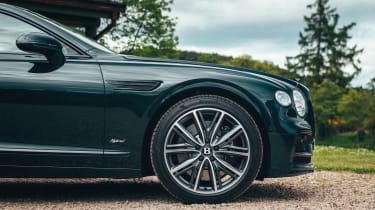 Bentley Flying Spur Hybrid - front o/s wheel